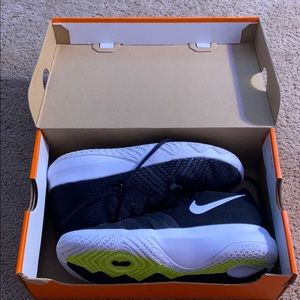 Black kyrie Flytrap court sneakers